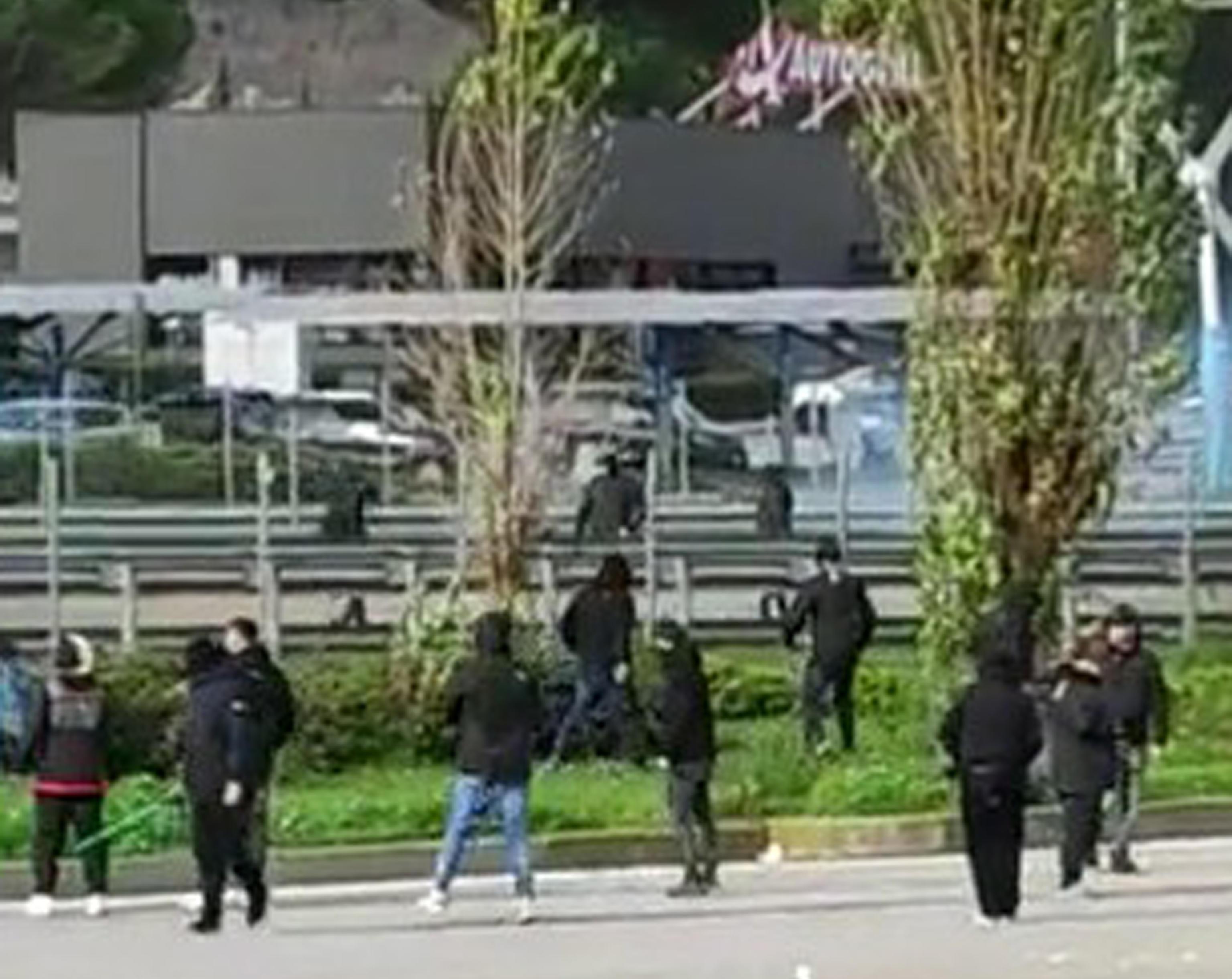 Battaglia fra ultr di Roma e Napoli autostrada bloccata vicino